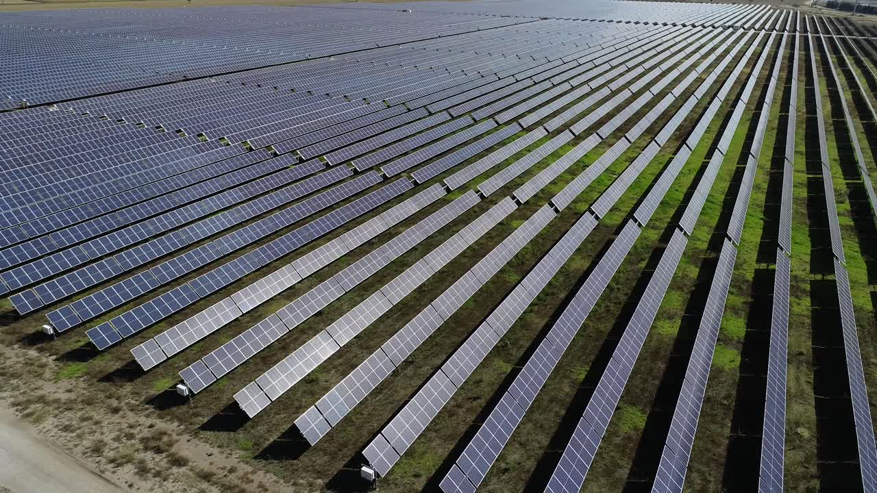 вид с воздуха на поле солнечных батарей в мексике