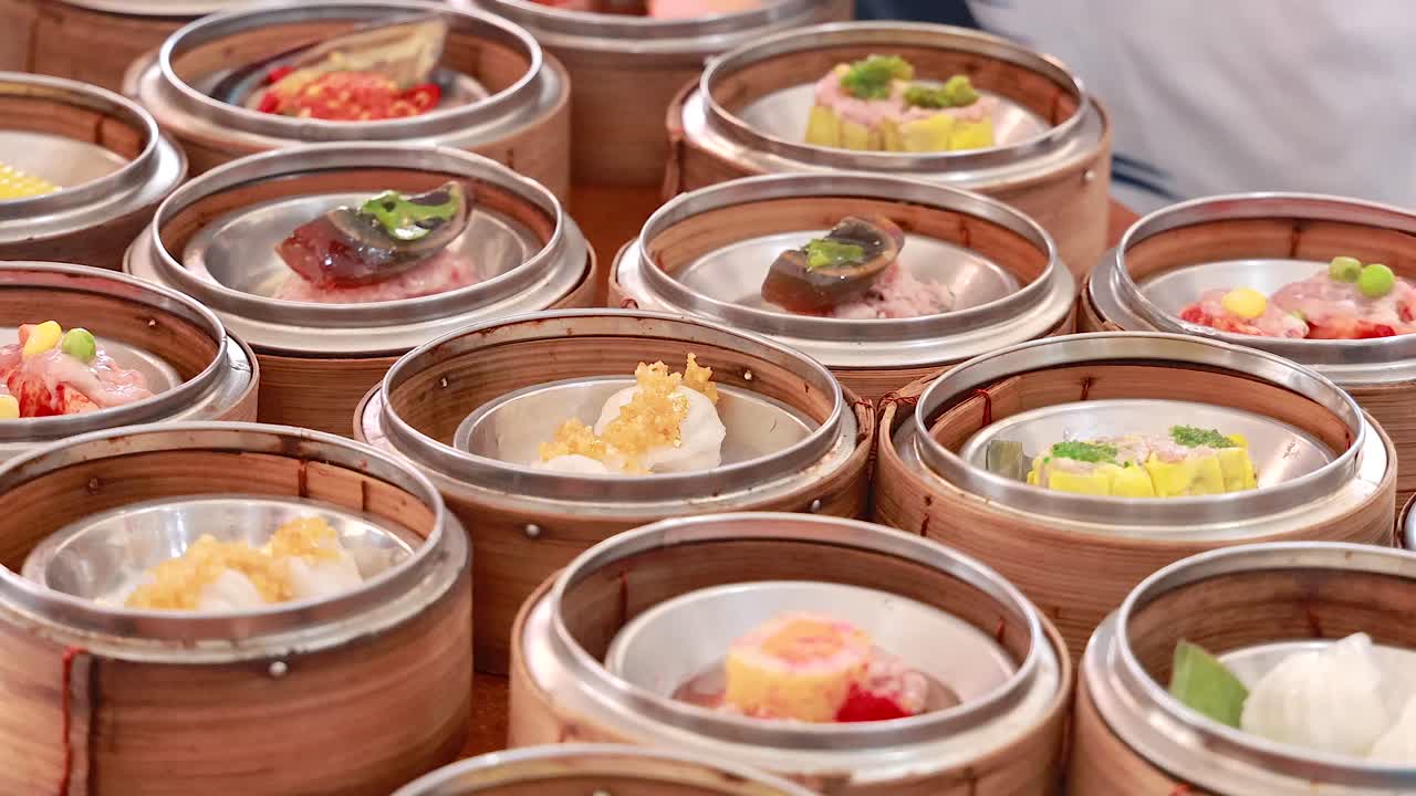 활기찬 시장 환경에서 전통적인 태국 요리를 선보이는 대나무 증기에서 다양한 섬의 활기찬 전시