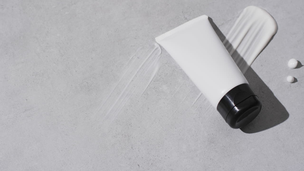 video de producto de belleza tubo y mancha de crema con espacio de copia en fondo blanco