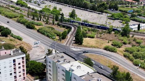 Zug-Rollt-Auf-Gleis