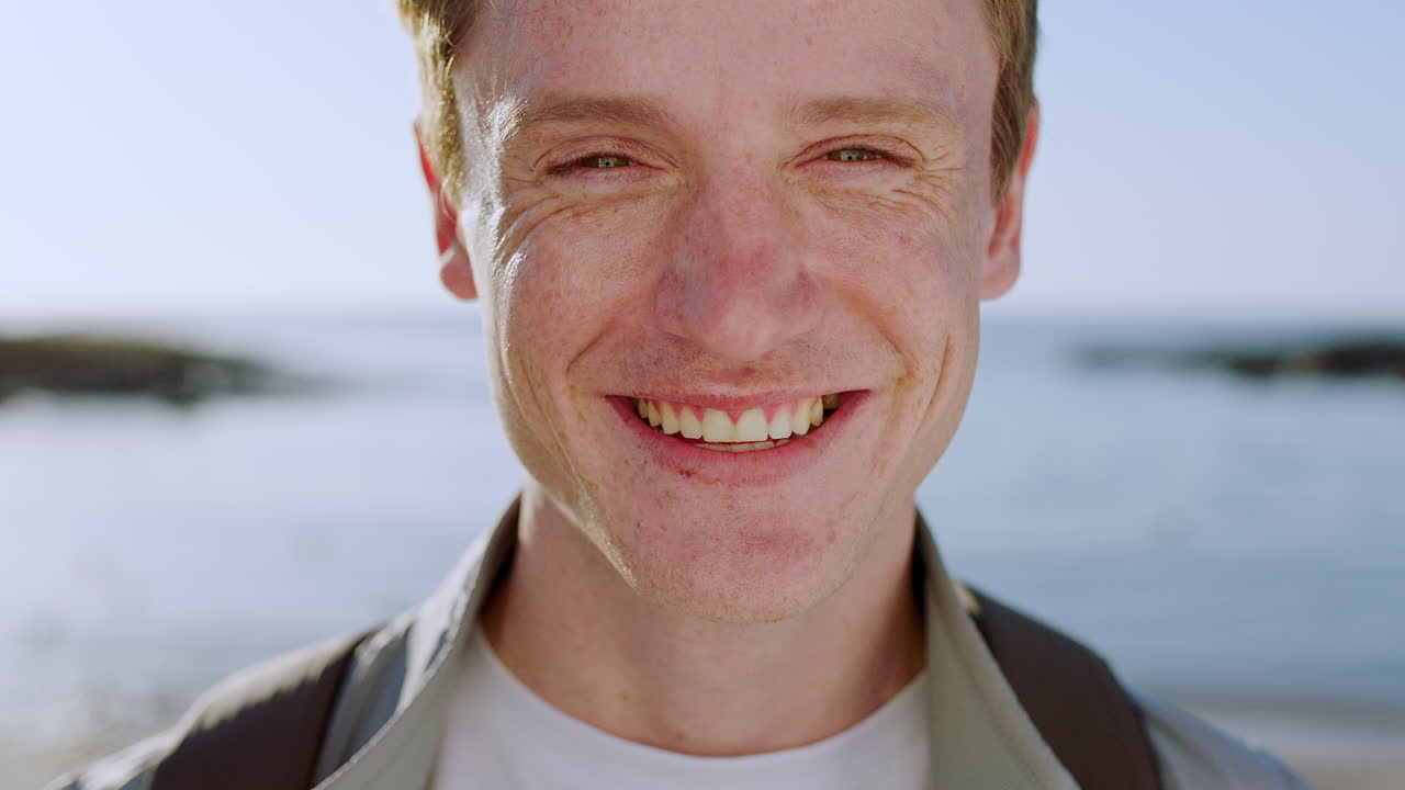 Homem sorridente na praia