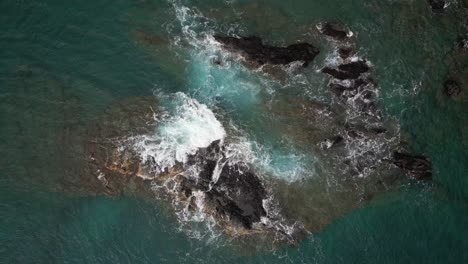 Aérea-De-Arriba-Hacia-Abajo-Sobre-Las-Olas-Rompiendo-Sobre-Las-Rocas