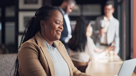 Negocios,-Computadora-Portátil-Y-Mujer-Negra-Feliz-En-La-Oficina