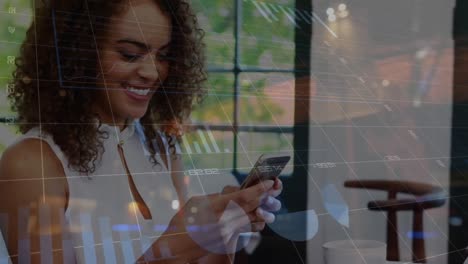 animación del procesamiento de datos financieros sobre una mujer biracial usando un teléfono inteligente