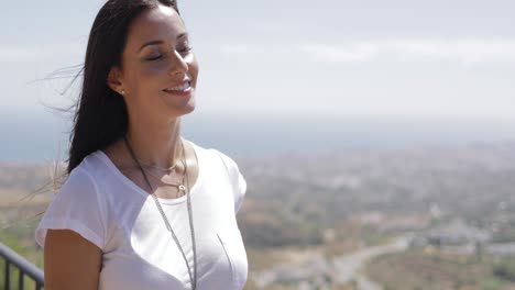 joven morena disfrutando de la luz del sol