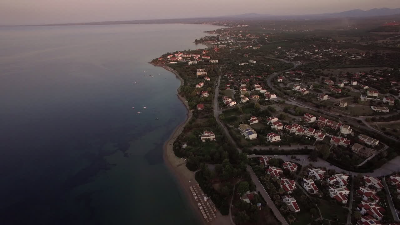 fotografía aérea de cabañas a lo largo de la costa de la playa de trikorfo, grecia