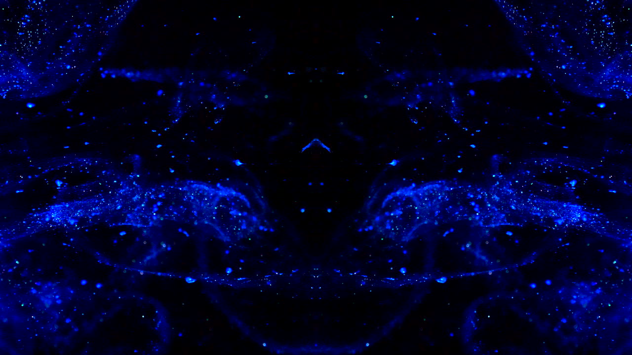 абстрактные красочные синие капли чернил биолюминесцентные частицы освещены и протекают в жидкой воде на темном черном научно-фантастическом фоне