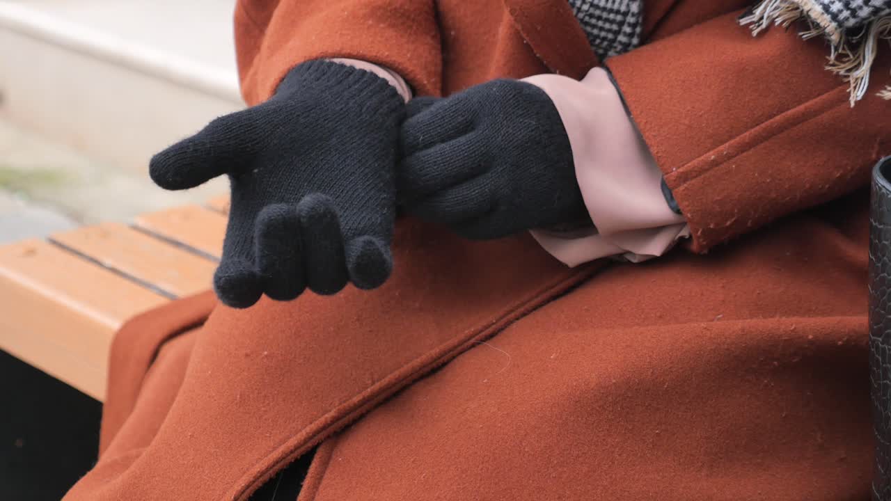 primer plano de una mujer con guantes negros