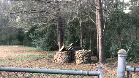 Alte-Brunnen-Mit-Steinmauern-In-Einem-Wald