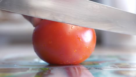 Scharfes-Kochmesser-Schneidet-Tomaten-Auf-Einem-Schneidebrett,-Nahaufnahme-In-Zeitlupe