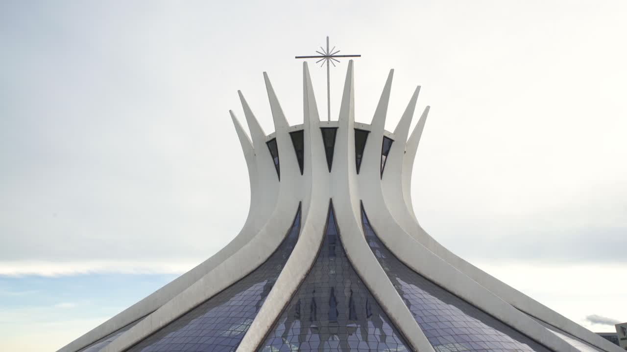 fachada de la catedral metropolitana de brasília ubicada en la esplanada dos ministérios en el eje monumental en asa sul