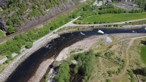 Vista-Aérea-Del-Famoso-Río-Salmón-En-Dalekvam---Que-Fluye-Junto-Al-Ferrocarril-Entre-Bergen-Voss-Y-Oslo