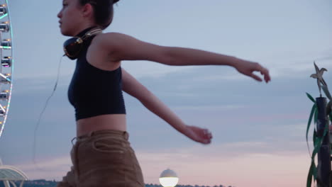 joven bailarina contemporánea cerca de una noria urbana