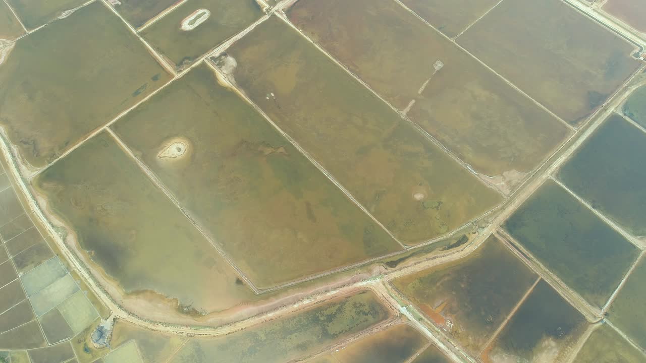 los campos de sal de hon khoi, vista aérea, ubicados en nha trang, donde los montículos de sal natural se cosechan manualmente en campos poco profundos a lo largo de la playa de doc let, vietnam