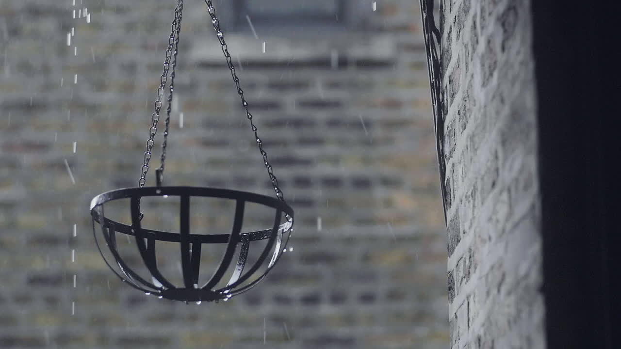 비는 일리노이주 시카고에서 폭우가 내리는 동안 강하게 내립니다.