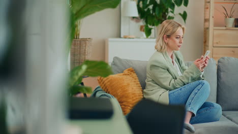 fashionable businesswoman manages finances on smartphone