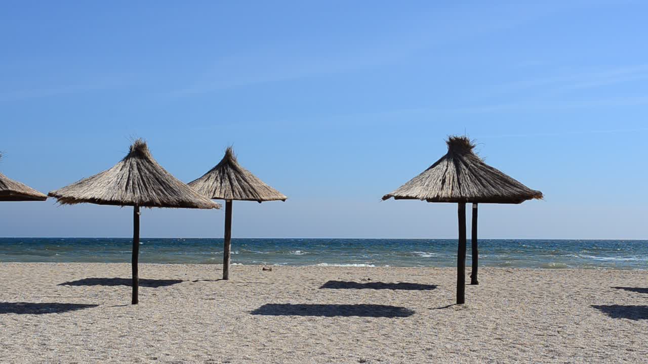 Ombrelloni di paglia sulla spiaggia. Riprese sulla spiaggia
