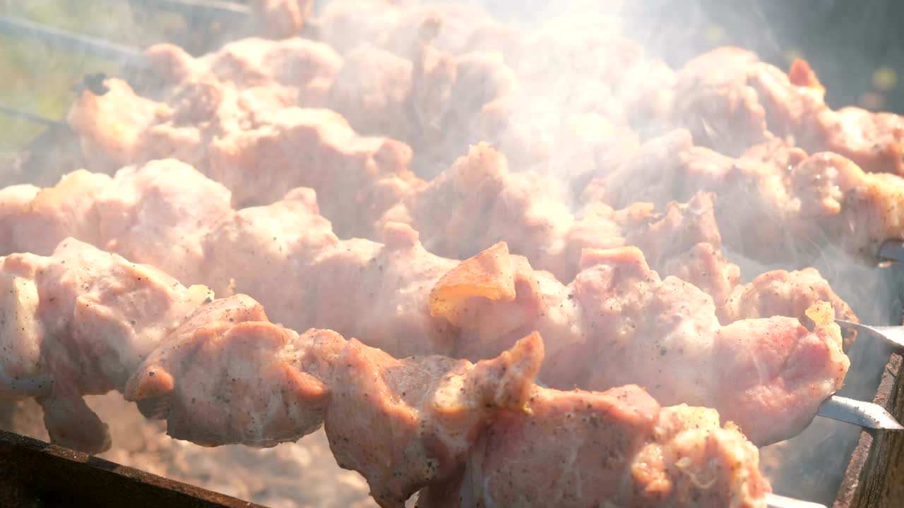 맛있는 고기 바베큐는 나무 석탄 그릴 위에 개에 여 있습니다.