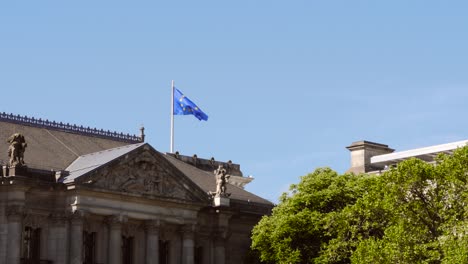 bandera de la ue ondeando en berlín