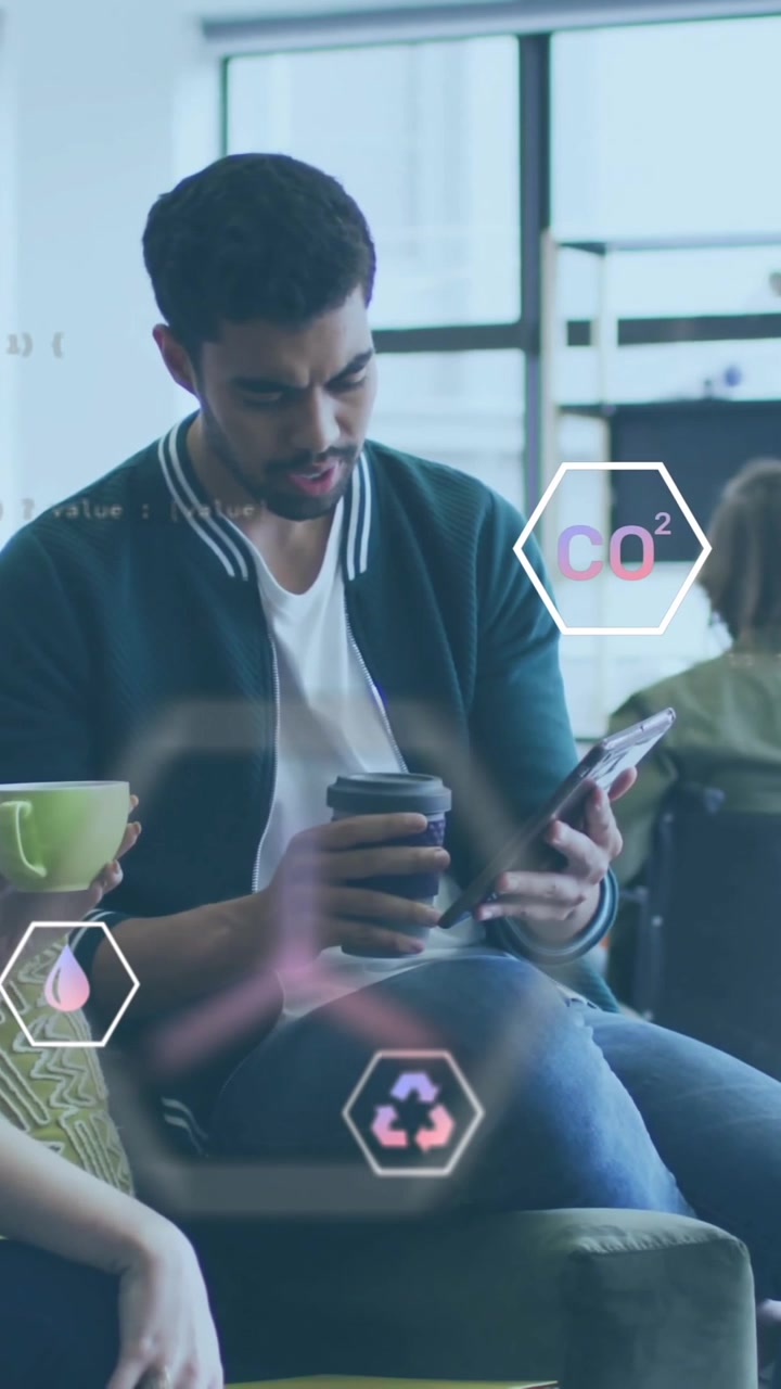 Animazione di icone ecologiche ed elaborazione dati su colleghi diversi che discutono di lavoro in ufficio.