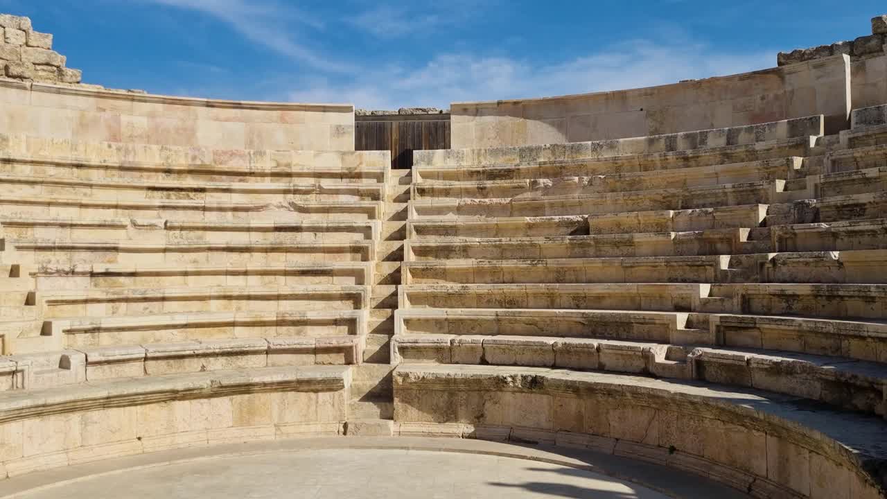 Klar dagsljusvy inuti Roman Odeon Theater i Amman, Jordanien, som visar antika stensäten och bevarad historisk arkitektur under en klarblå himmel