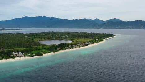 Antena-De-Gili-Meno-Y-La-Isla-De-Lombok-Con-Playa-Tropical-De-Arena-Blanca-En-Un-Día-Nublado