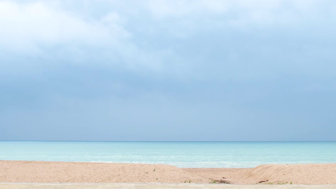 흐린 날 해변에서 바다의 아름다운 바다 전망