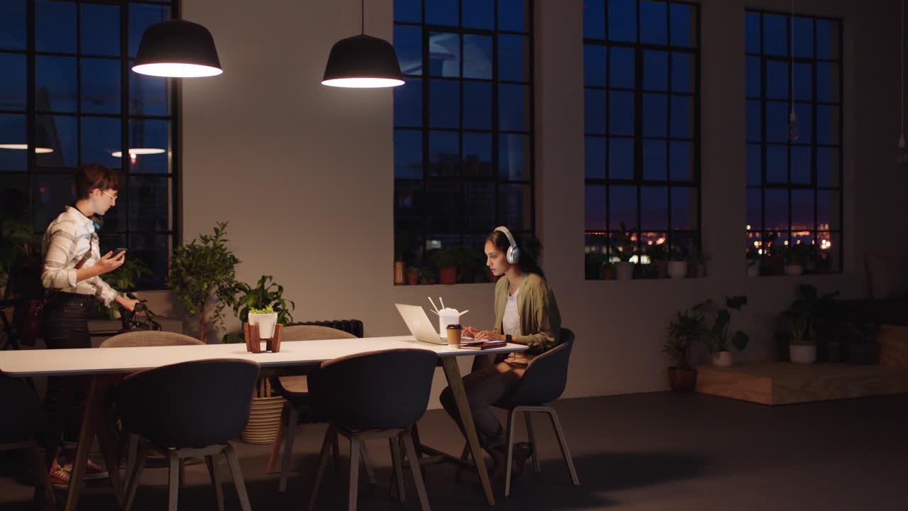 joven mujer de negocios india que trabaja hasta tarde usando computadora portátil lluvia de ideas planeando un proyecto exitoso fecha límite emprendedor dedicado en el lugar de trabajo de la oficina por la noche