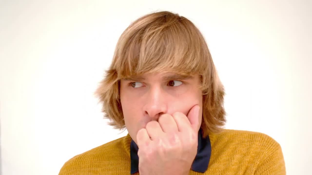 혼란스러운  ⁇ 스터가 눈을 돌리고 있습니다.