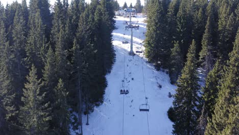 vista de un ascensor de esquí en una estación de invierno de pamporovo en bulgaia