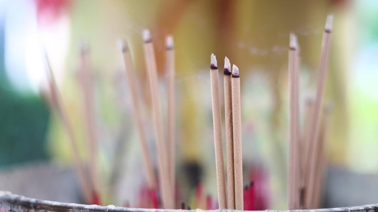 Time-lapse di bastoncini di incenso che si consumano