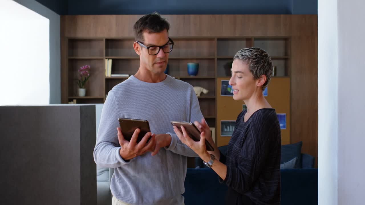 ejecutivos discutiendo en una tableta digital 4k