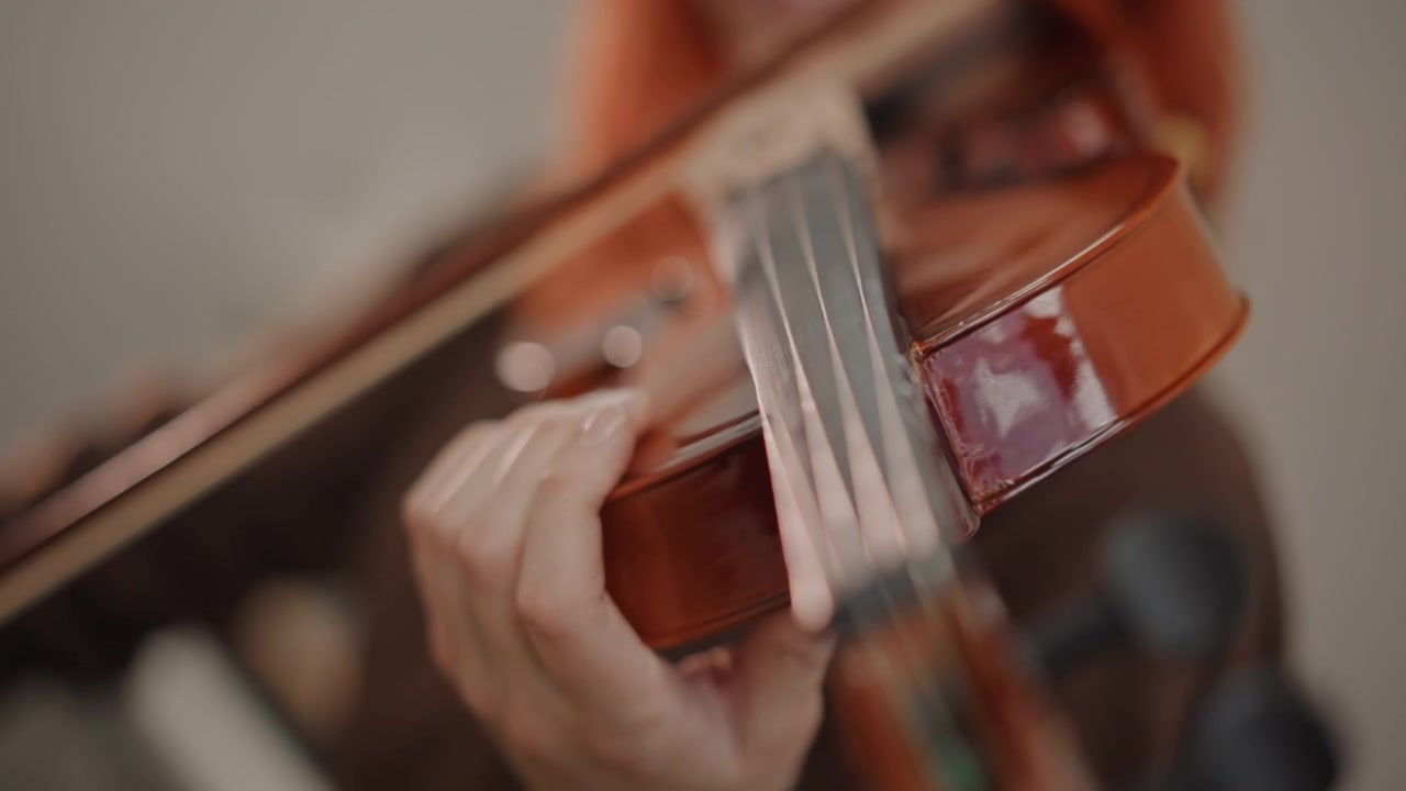Tæt closeup af violin, der viser fingerarbejde på strenge og stemmeskruer, detaljeret udsigt over bro og lak, varmt akustisk fokus, subtil resonans, mikrofon klar til intim optagelse eller tæt mikrofonering
