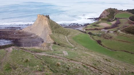 Luftdrohnenansicht-Der-Küsten-Flysch-Struktur-Am-Strand-Von-Sakoneta-Im-Baskenland