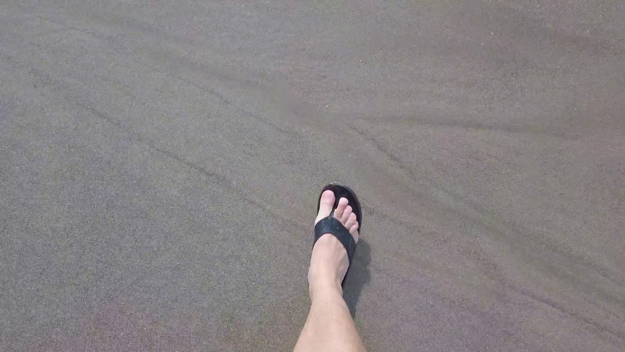 vídeo de mis propios pies caminando por la playa, imágenes en primera persona de caminar por la playa