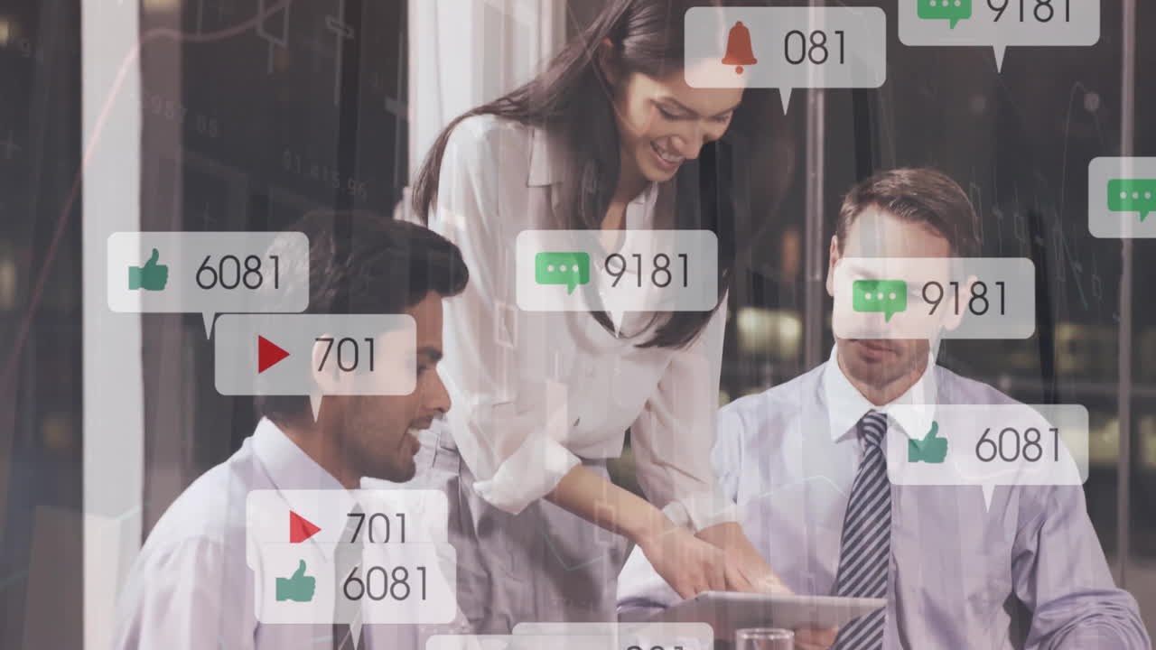 변하는 번호의 애니메이션, 알림 바의 아이콘, 보고서를 논의하는 다양한 동료