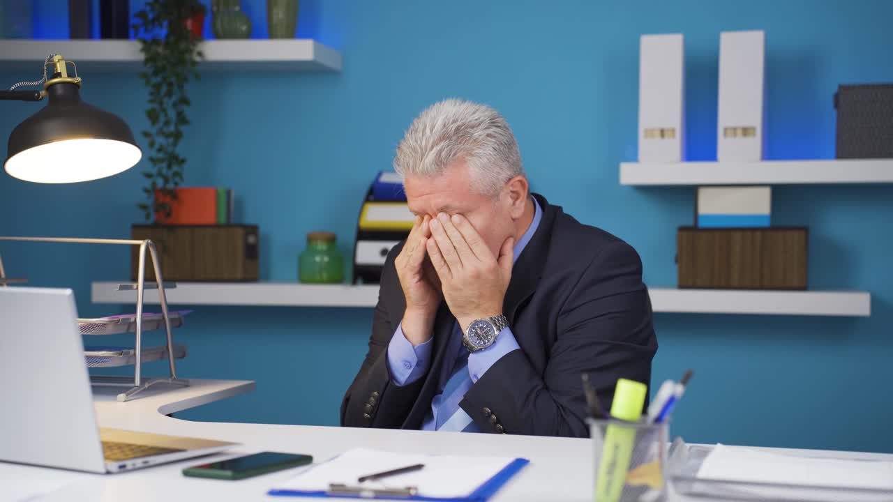 눈에 문제가 있는 사업가입니다.