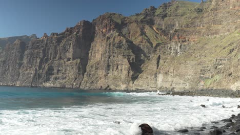 parte izquierda de la playa de los guios a lo largo de los acantilados de los gigantes