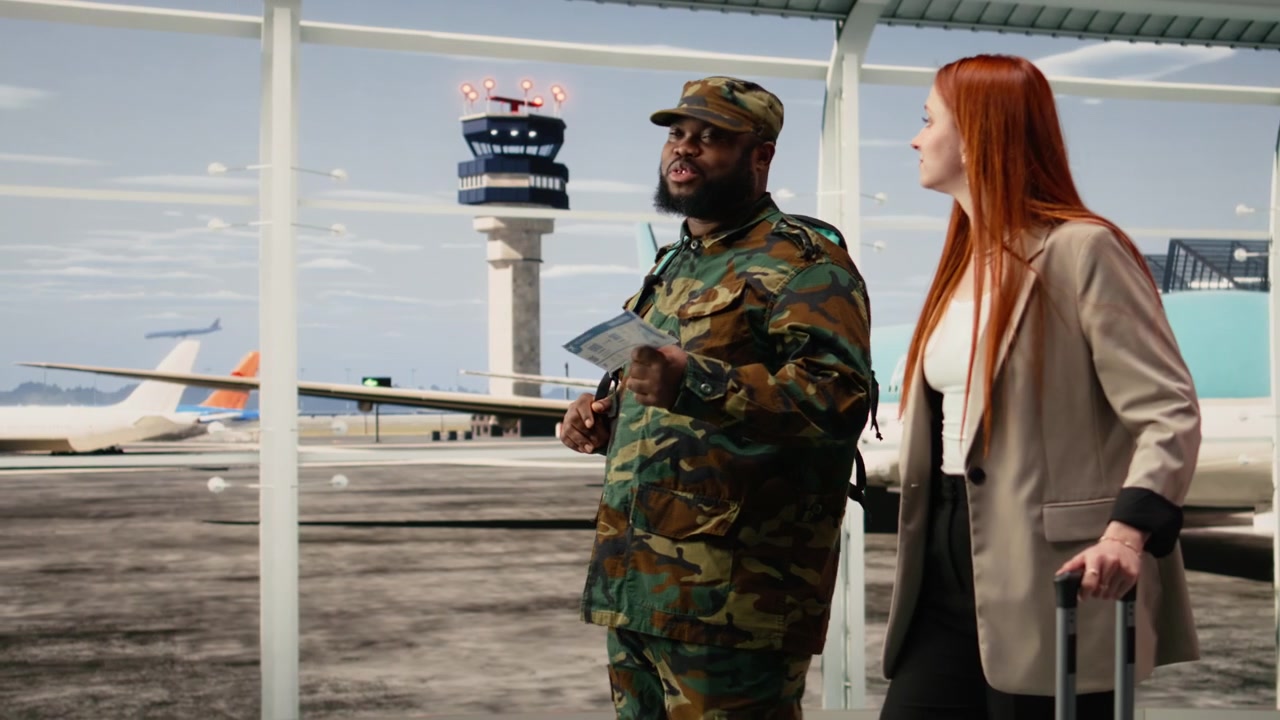 Soldato dell'esercito in aeroporto che parla con una donna della carta d'imbarco.