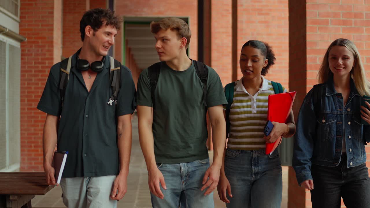 캠퍼스에서 고 있는 학생들의 그룹