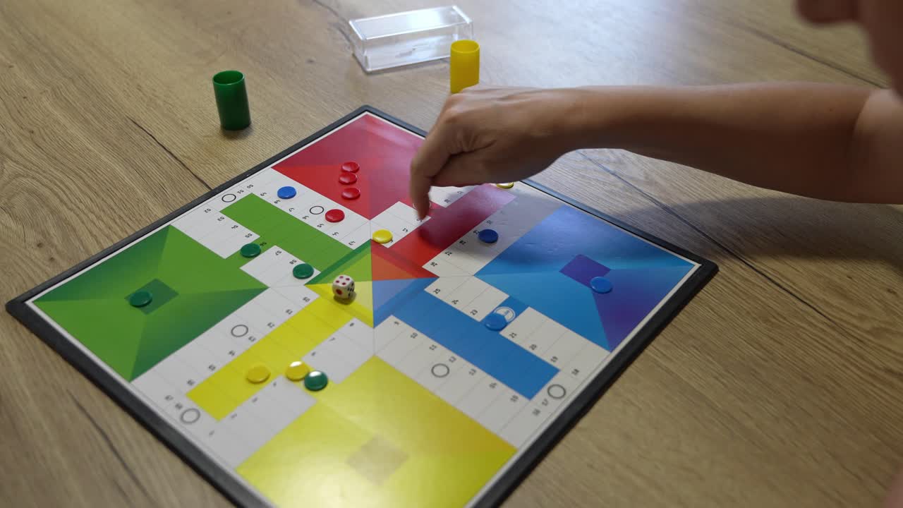 Persone che giocano a un gioco da tavolo