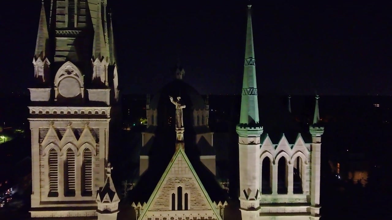 Panorama luftfoto over Sankt Antonius af Paduas co-katedralens tag om natten, Montréal, Québec, Canada