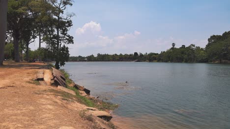 foso que rodea angkor wat en camboya - visto desde la costa
