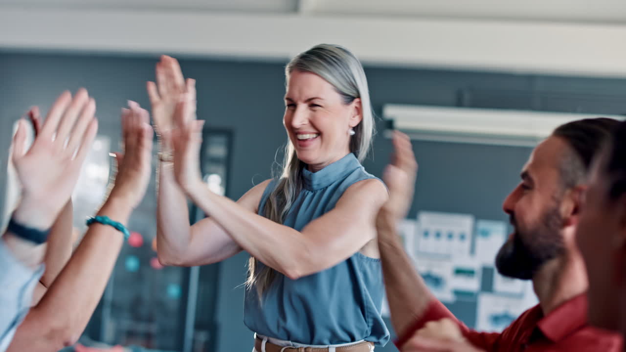 éxito, trabajo en equipo y gente de negocios de alto cinco