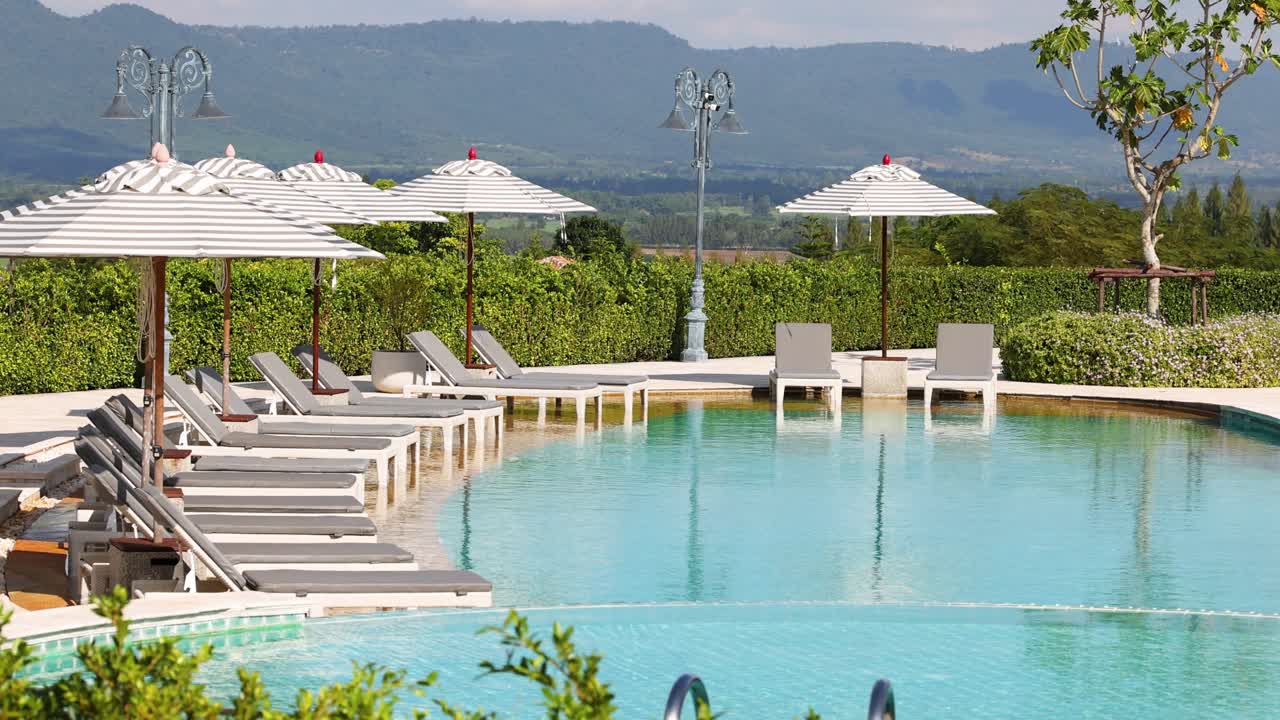 바뀌는 그림자와 함께 조용한 수영장 의 타임 스.