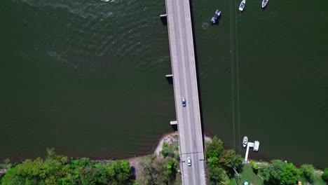 Coches-De-Seguimiento-Aéreo-De-Arriba-Hacia-Abajo-Sobre-El-Puente-Fox-River-En-Crystal-Lake,-Illinois,-EE.UU.