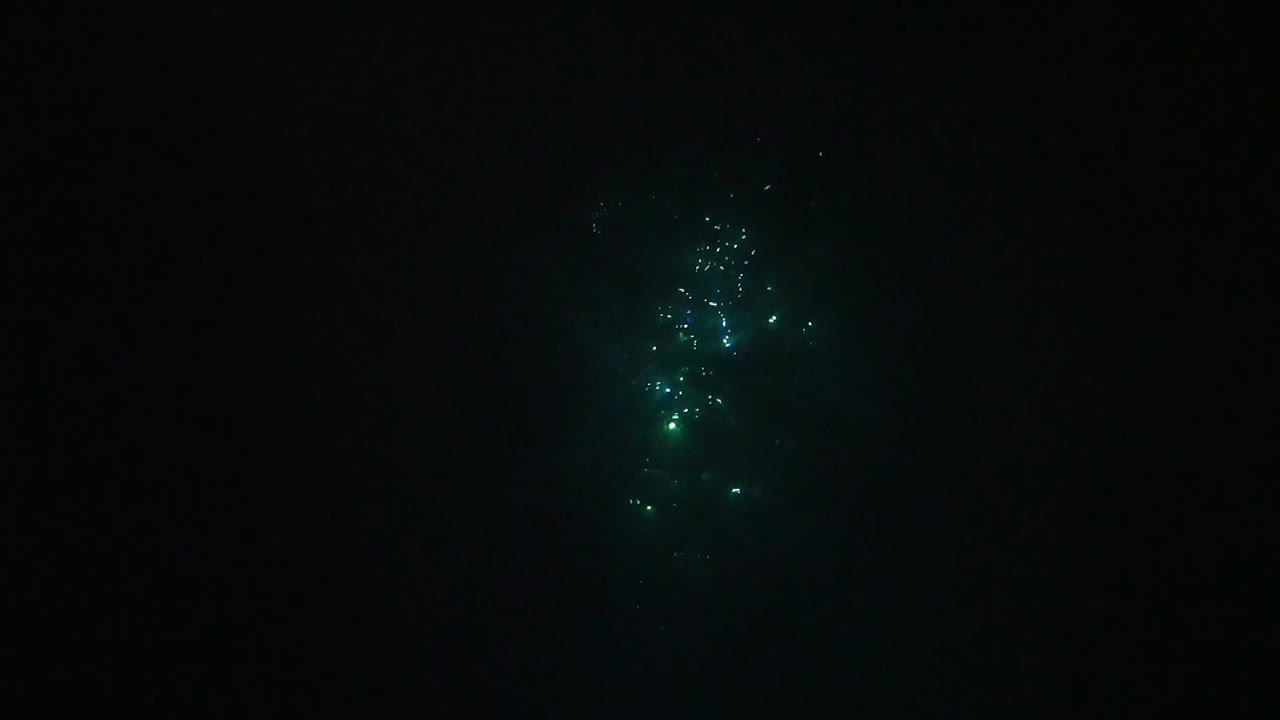 夜には光が水面下で輝きます