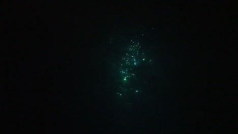 la luz brilla debajo de la superficie por la noche