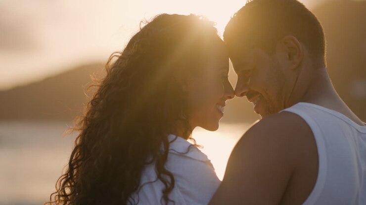 Couple romantique contemplant le coucher de soleil