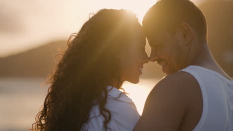 una pareja romántica contemplando el atardecer.